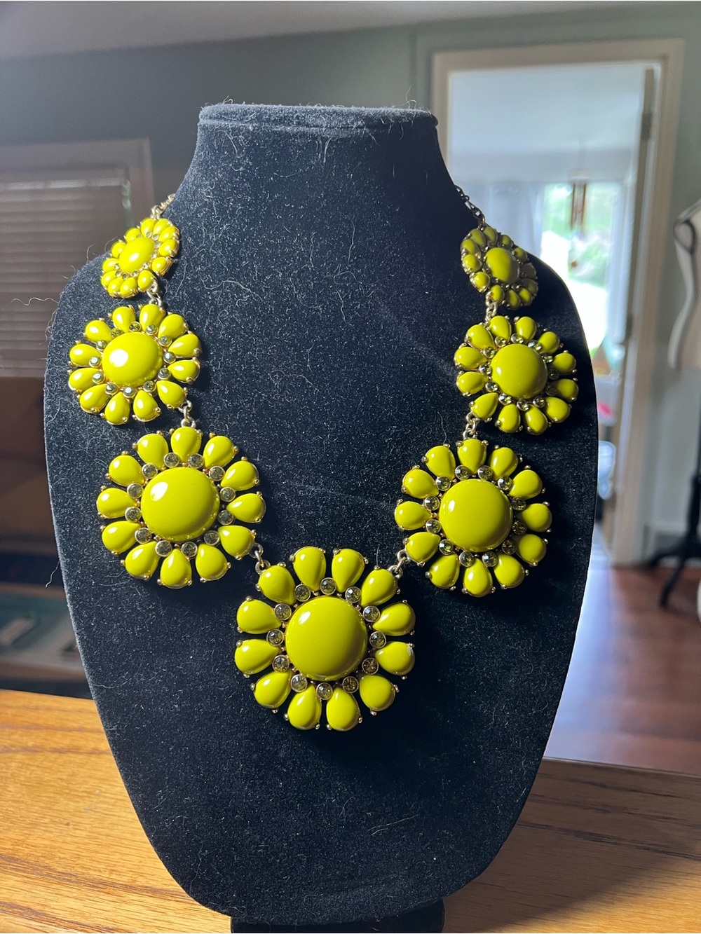Kate Spade retired yellow green daisy chain statement necklace vintage style.